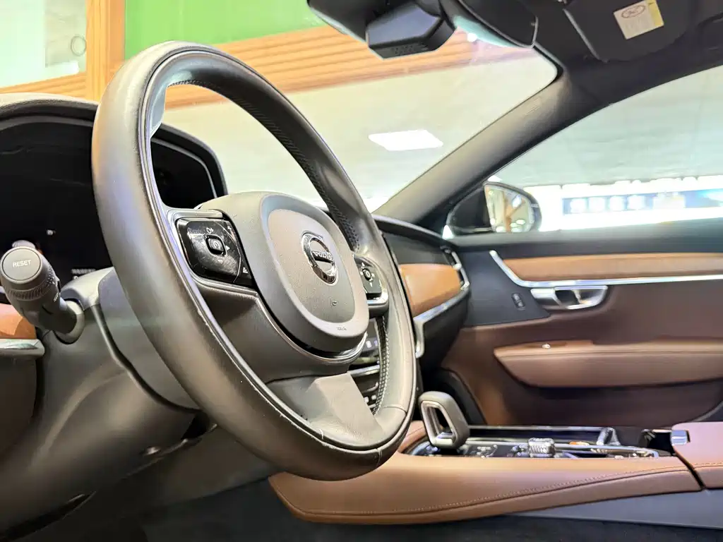 Volvo S90 PHEV — миниатюра 7
