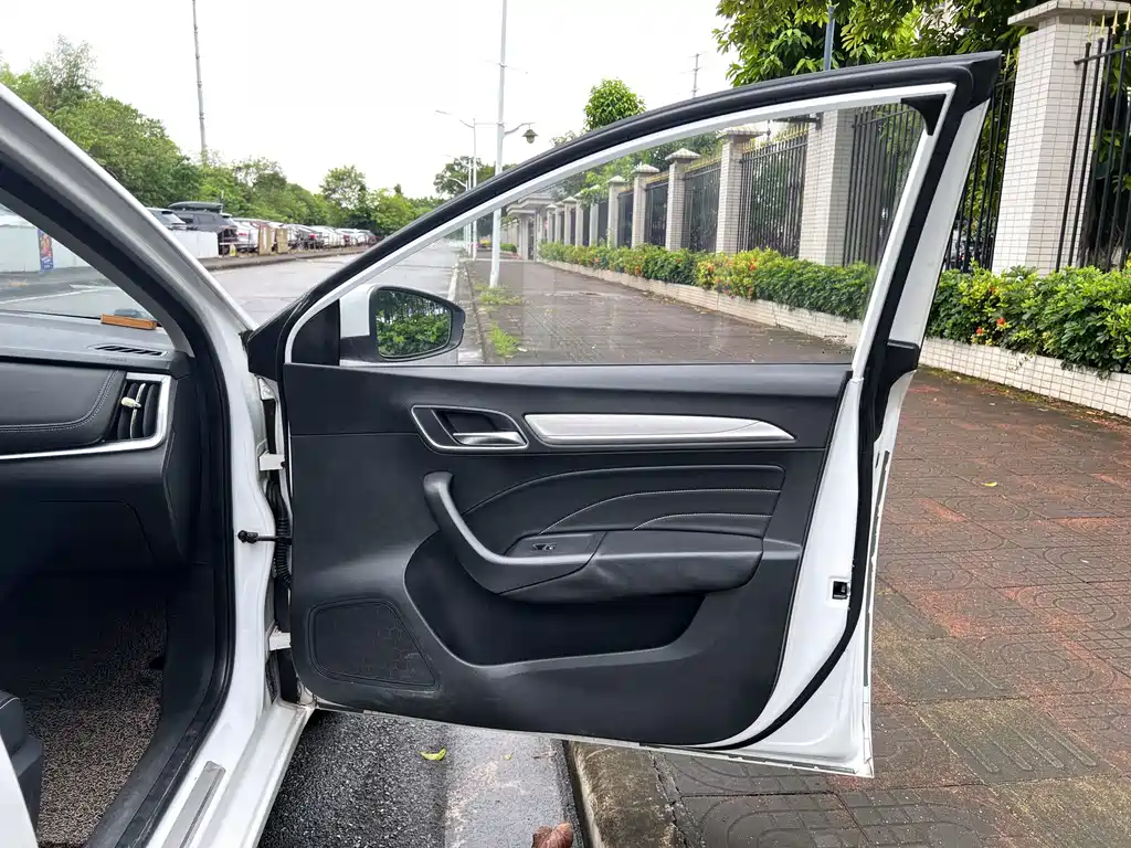 Roewe i6 New Energy — миниатюра 16
