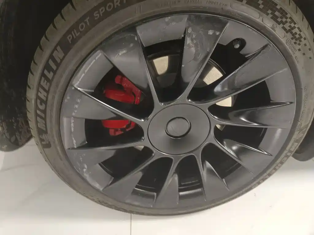 Tesla Model Y — миниатюра 8