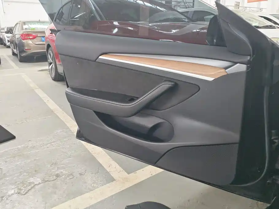 Tesla Model 3 — миниатюра 7
