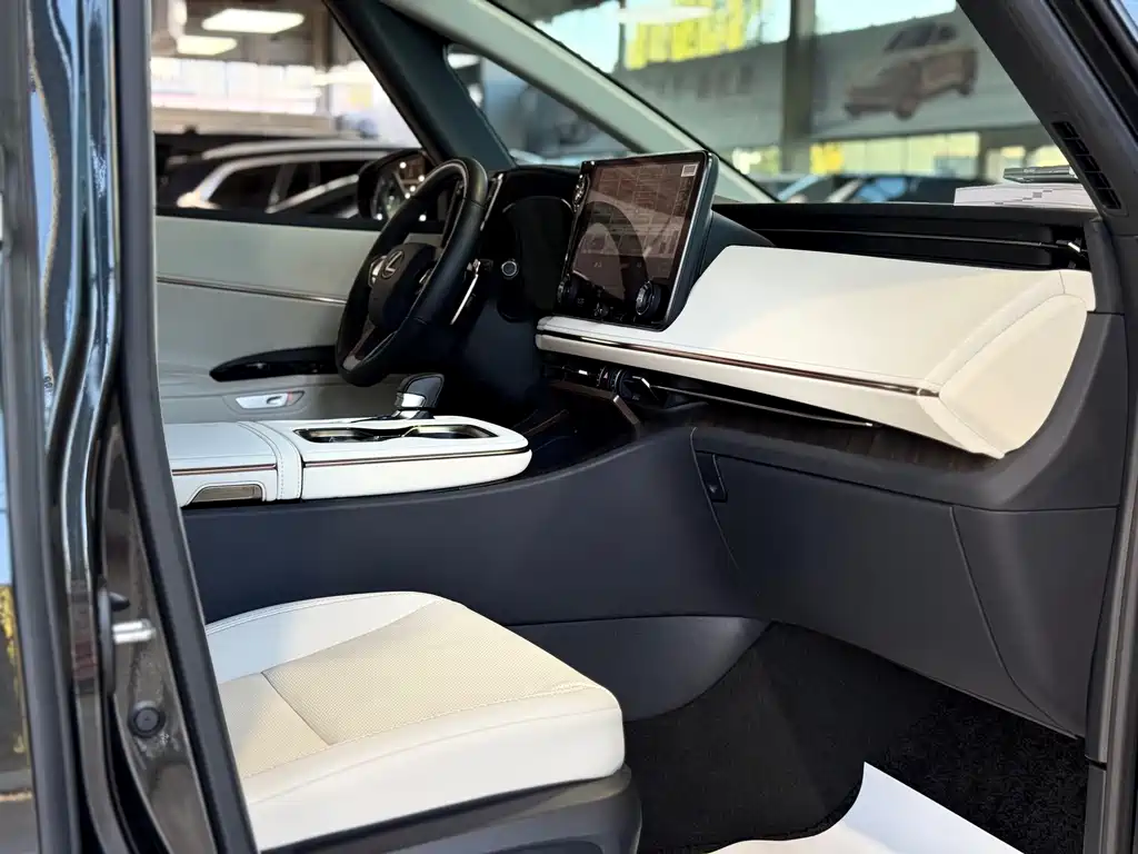 Lexus LM — миниатюра 11