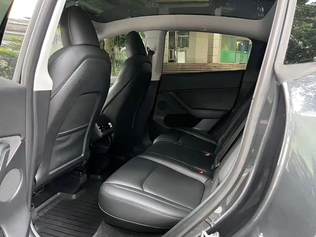 Tesla Model Y — миниатюра 13