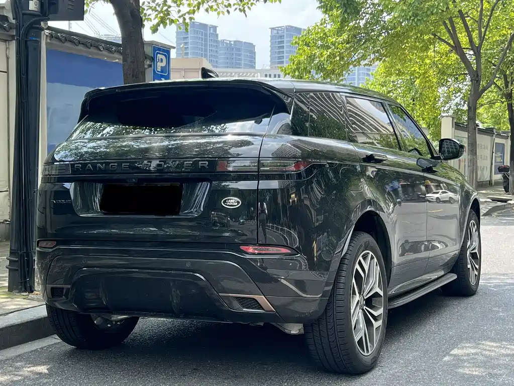 Заказать Land Rover Evoque 2026 года за 5 390 334 ₽  из Китая