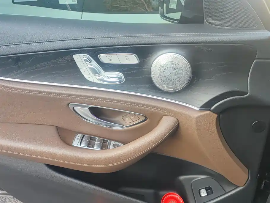 Mercedes-Benz E-Class — миниатюра 7