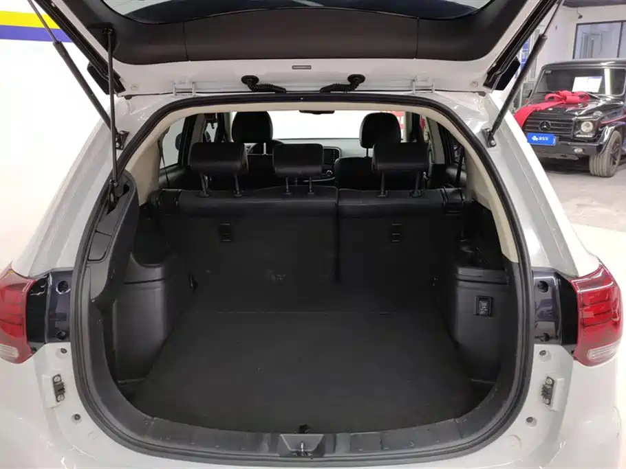 MITSUBISHI OUTLANDER