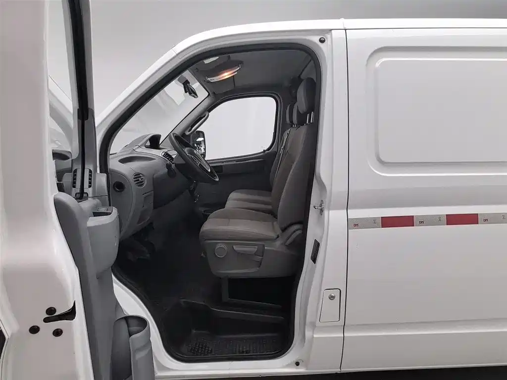 Maxus V80 2023 2.0T MT 3 мест
