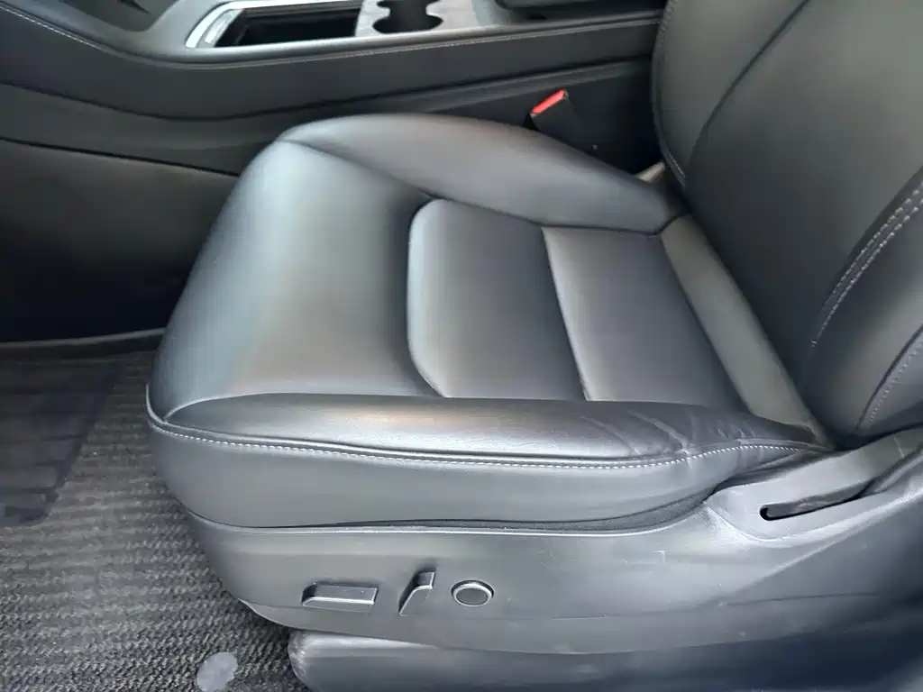 Tesla Model Y — миниатюра 8