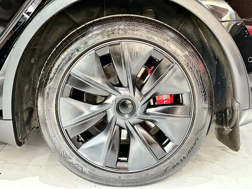 Tesla Model Y — миниатюра 10