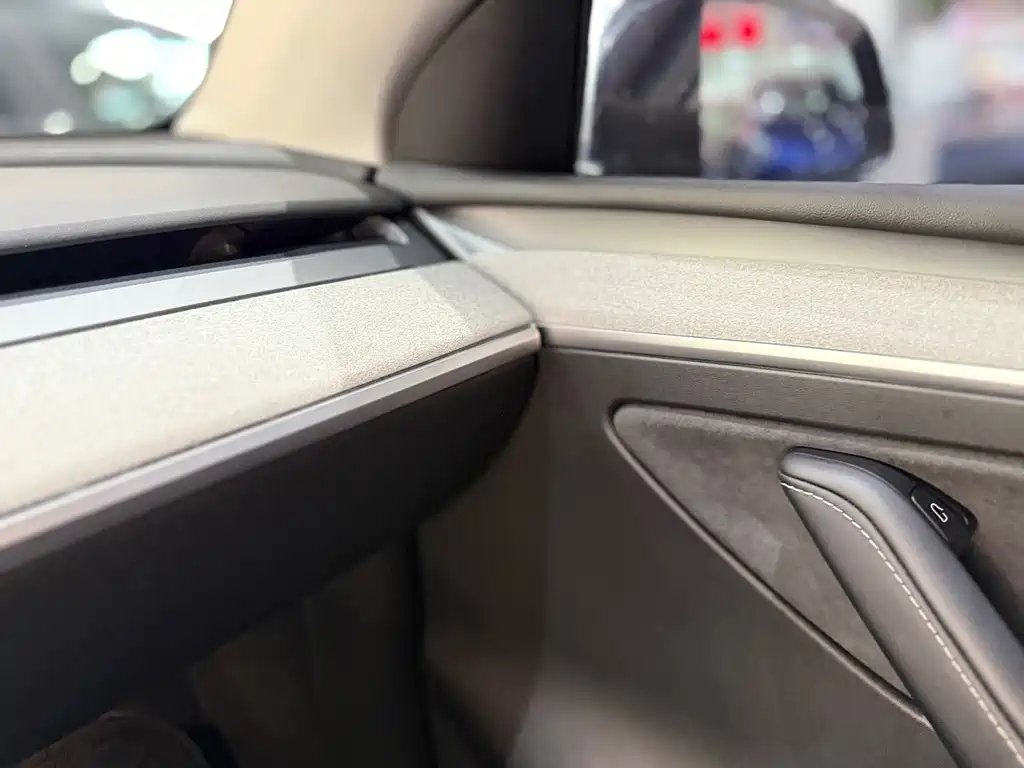 Tesla Model Y — миниатюра 14