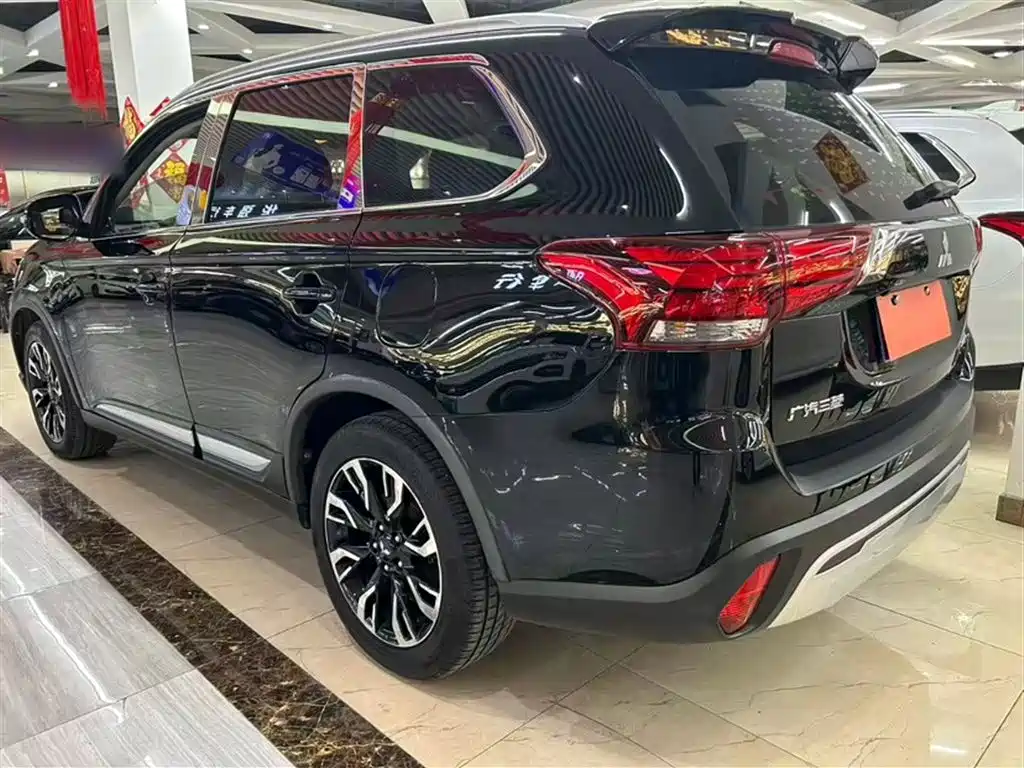 MITSUBISHI OUTLANDER