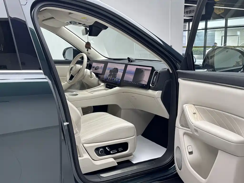 AITO ASK THE WORLD M8