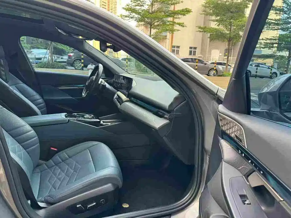 BMW 5 Series — миниатюра 8