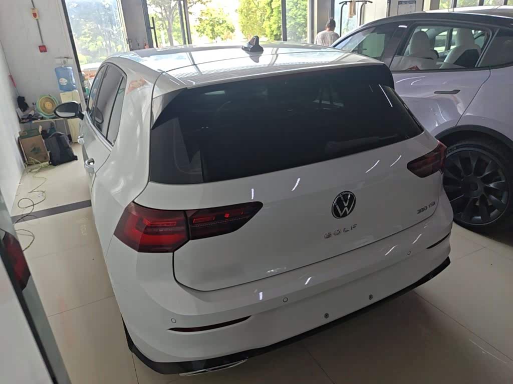 Volkswagen Golf 1.4 л 2024 г. Белый, пробег 4000 км