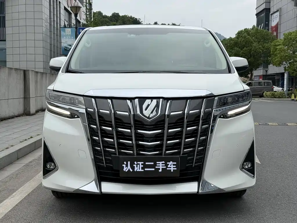 Toyota Alphard - фото 2