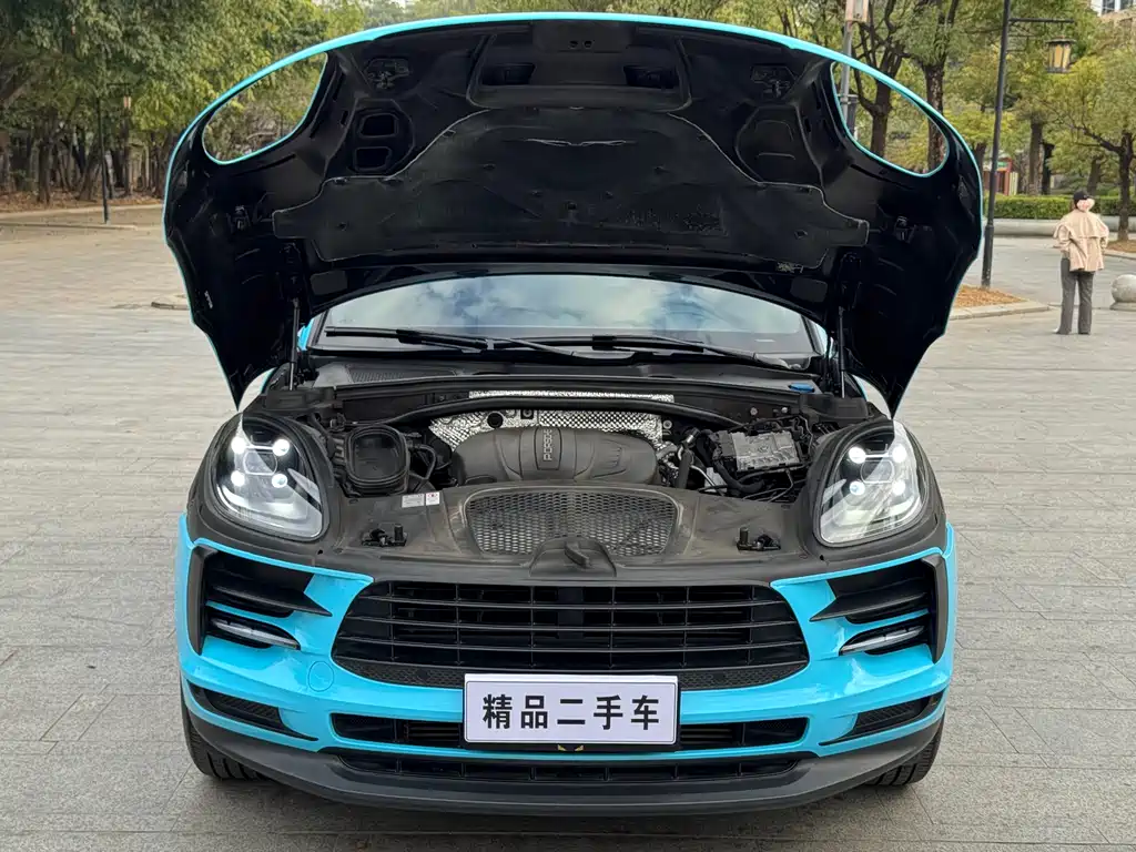PORSCHE MACAN