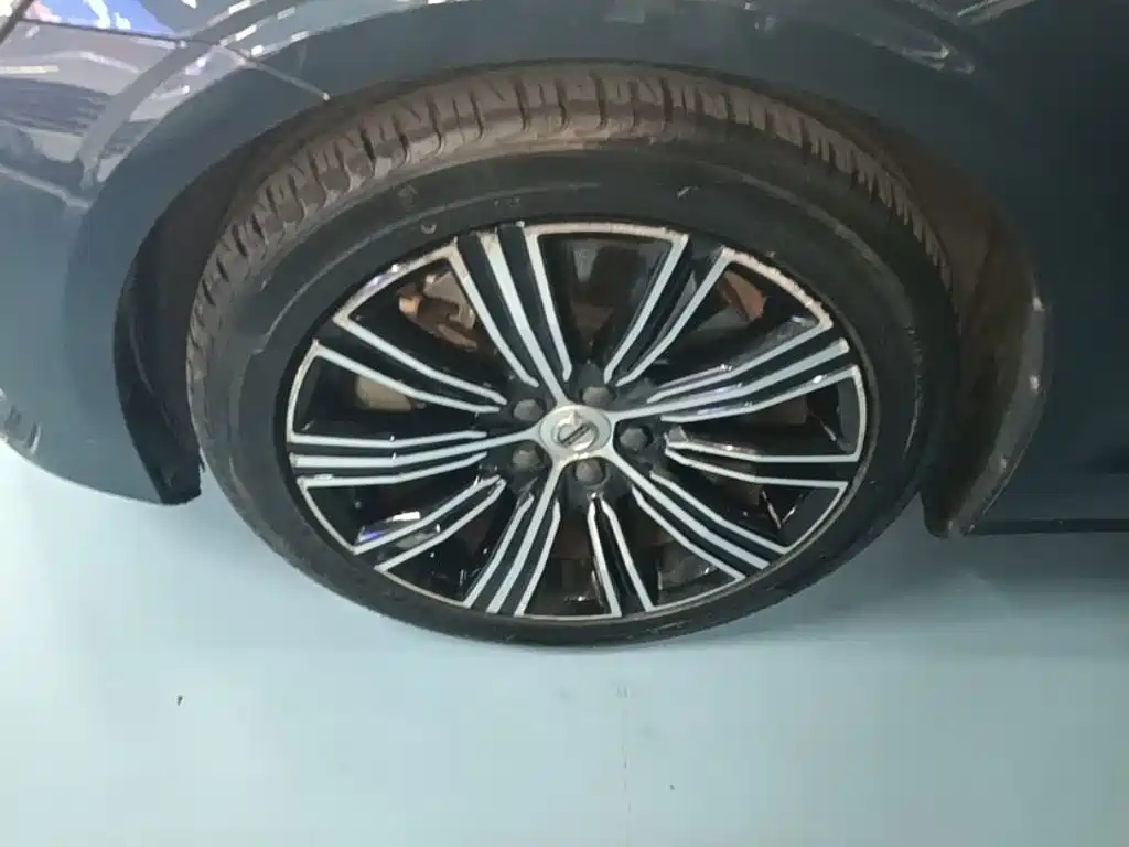 Volvo S60 PHEV — миниатюра 23