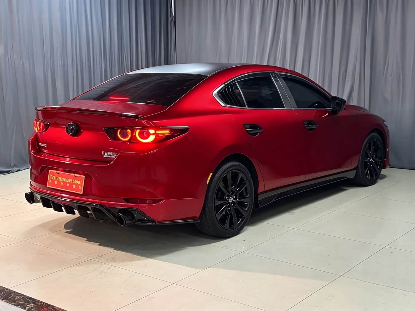 Mazda Mazda3 Axela 2.0 л 2023 г. красный/фиолетовый, пробег 15000 км