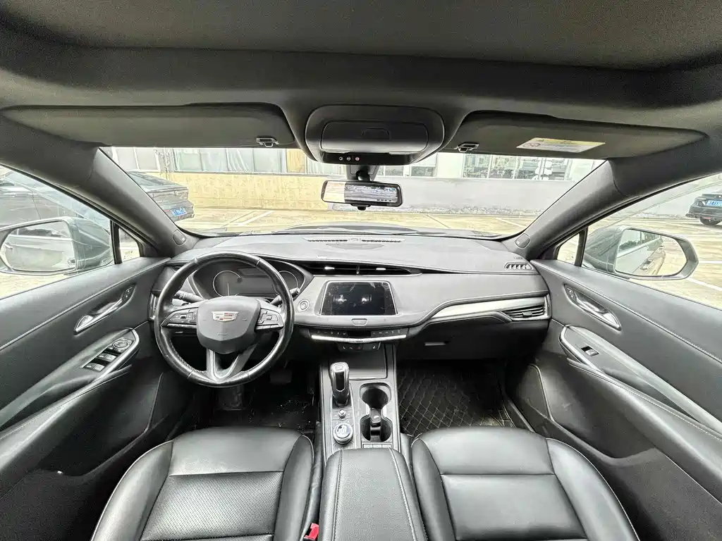 CADILLAC  XT4