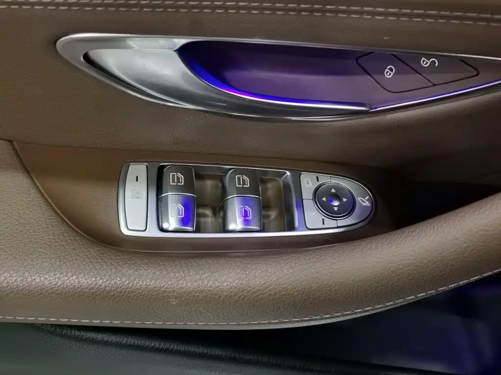 Mercedes-Benz E-Class — миниатюра 9