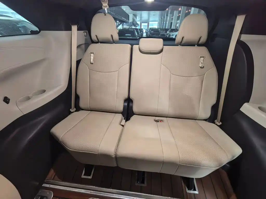 Toyota Sienna — миниатюра 13