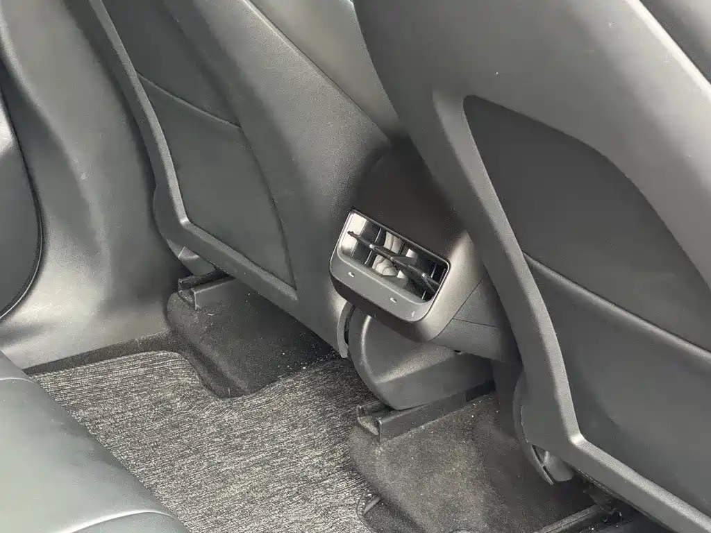 Tesla Model Y — миниатюра 19