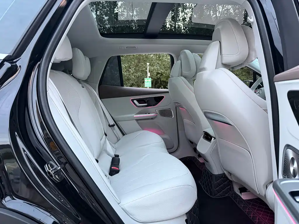 Mercedes-Benz EQE SUV — миниатюра 12