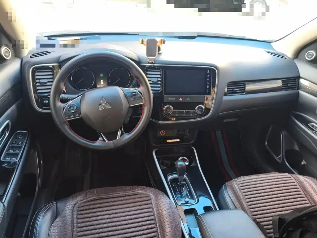 Mitsubishi Outlander — миниатюра 10