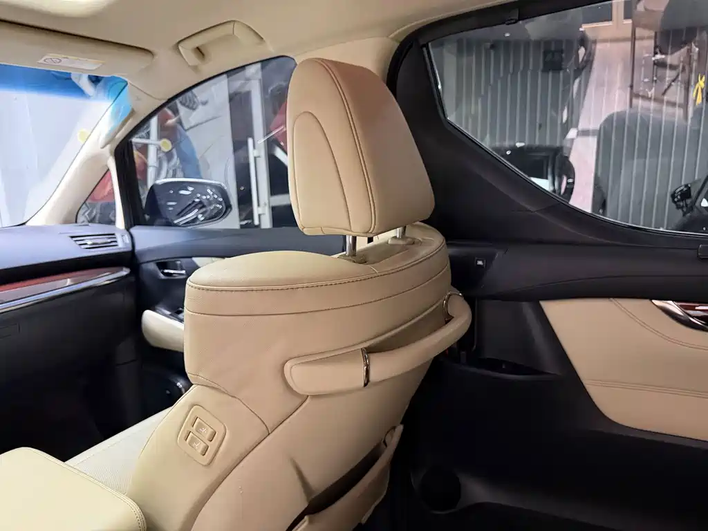 Toyota Alphard — миниатюра 19