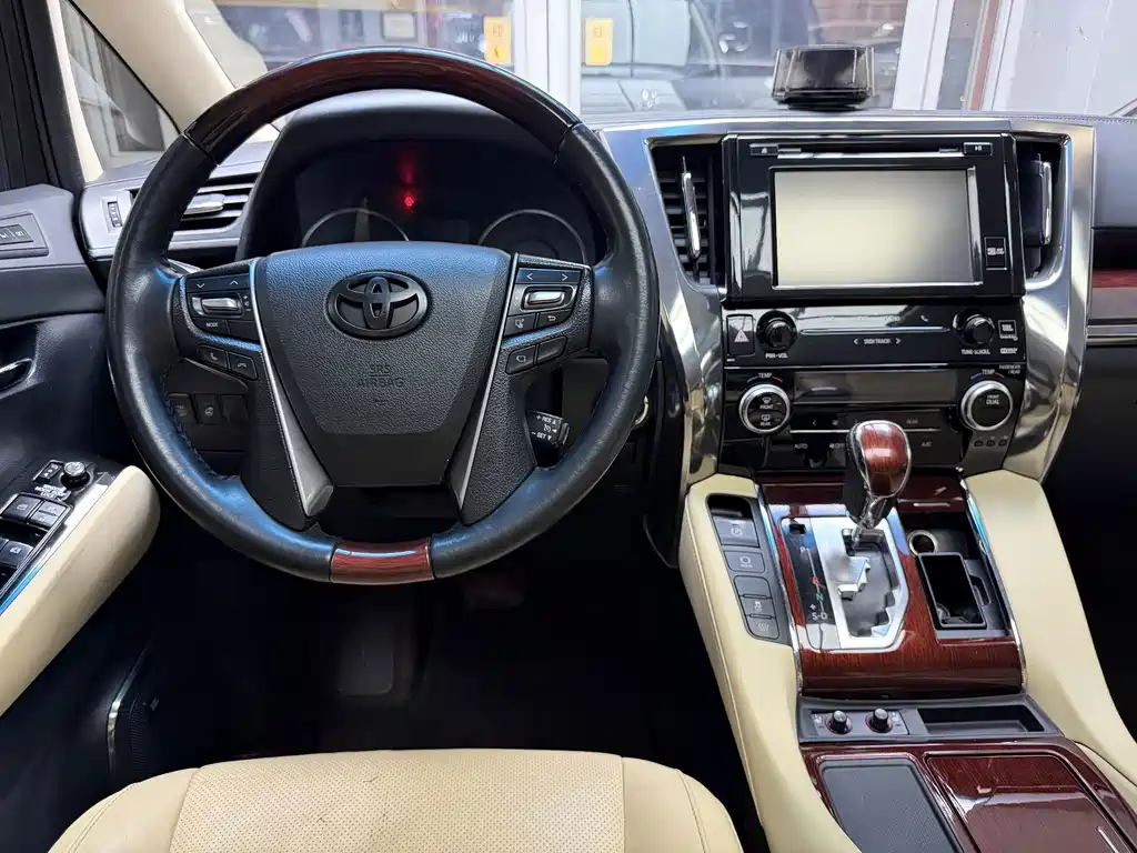 Toyota Alphard — миниатюра 12