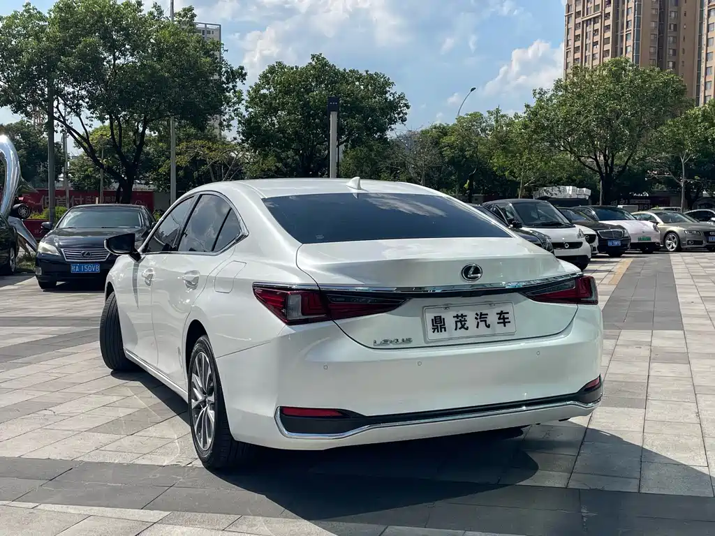 Lexus ES — миниатюра 6