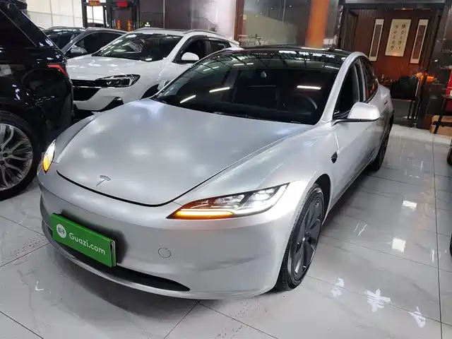 TESLA MODEL 3 2024