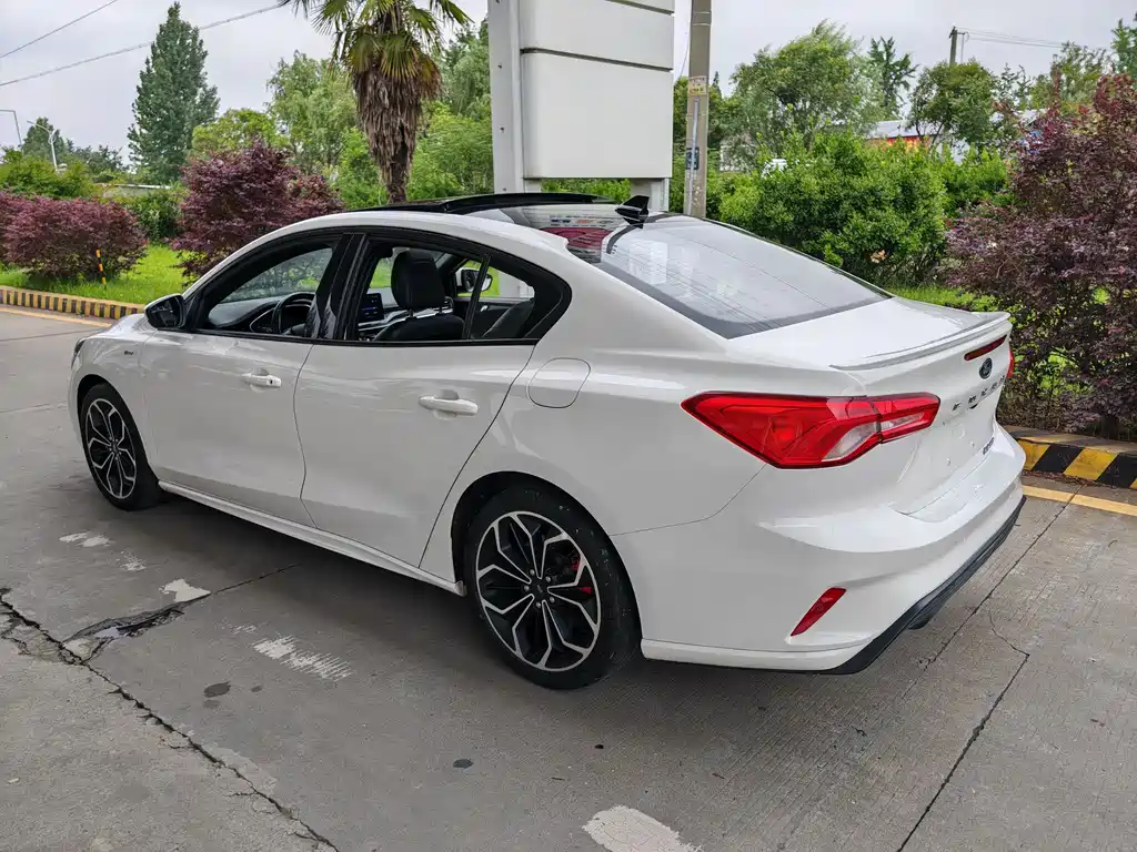 Ford Focus 2021 EcoBoost 180 AT ST Line