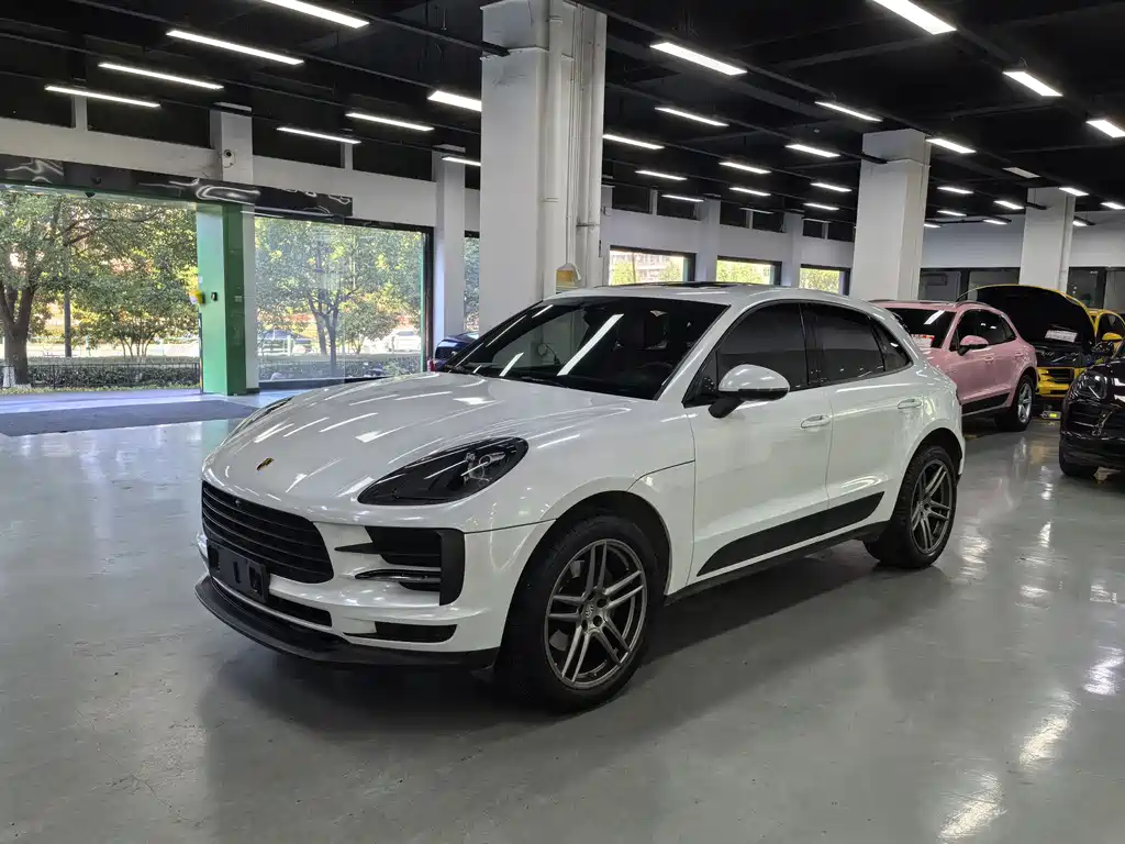 PORSCHE MACAN