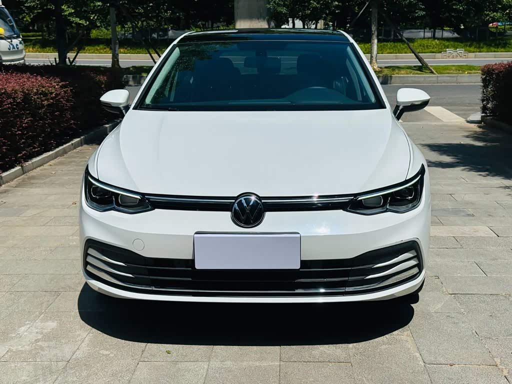 Volkswagen Golf 1.4 л 2023 г. Белый, пробег 4000 км