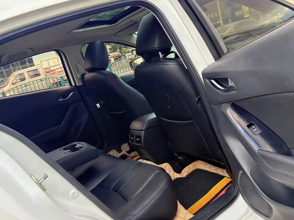 Mazda 3 Axela - фото 12