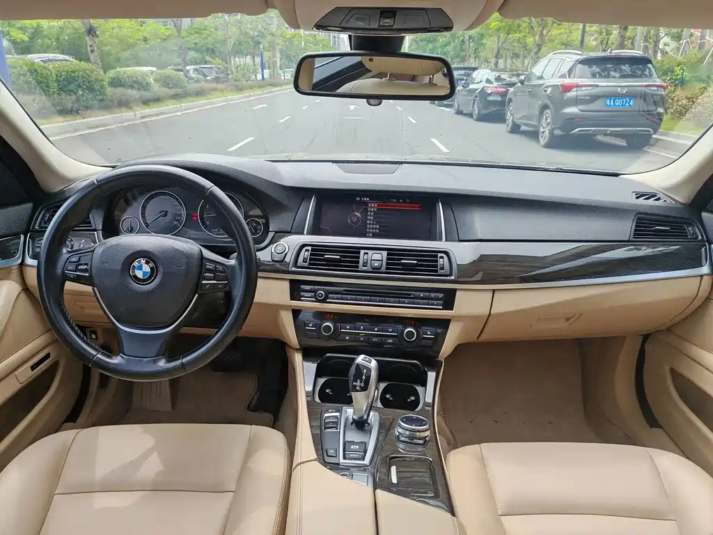 BMW 5 Series — миниатюра 7