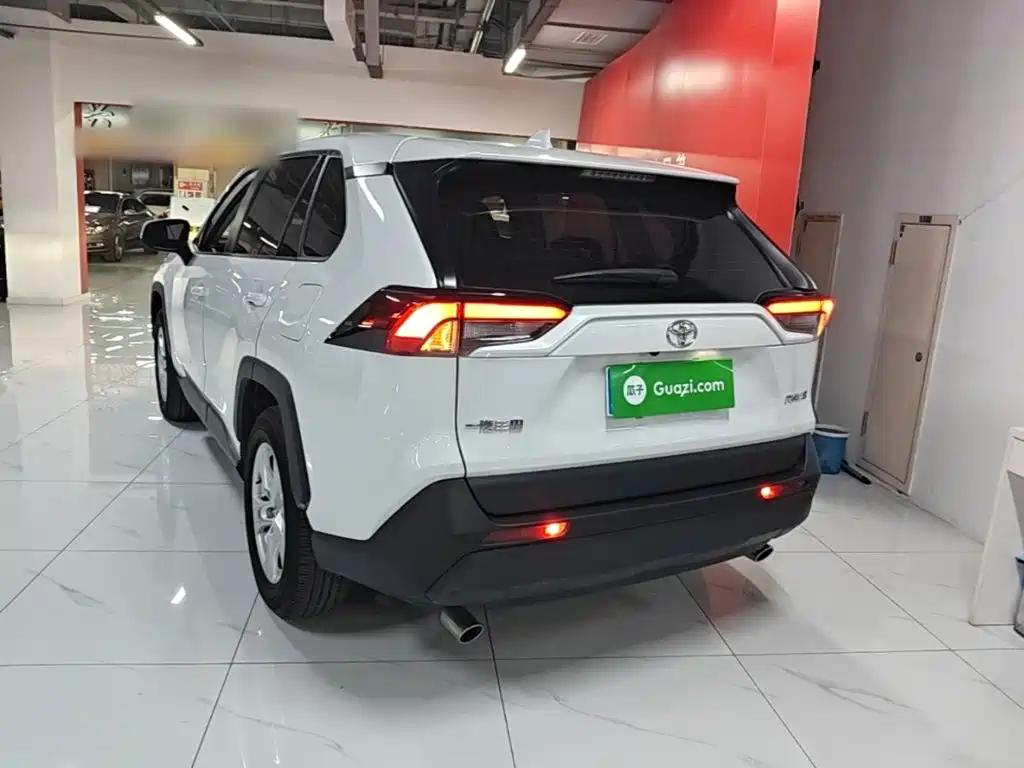 Toyota RAV4 — миниатюра 5