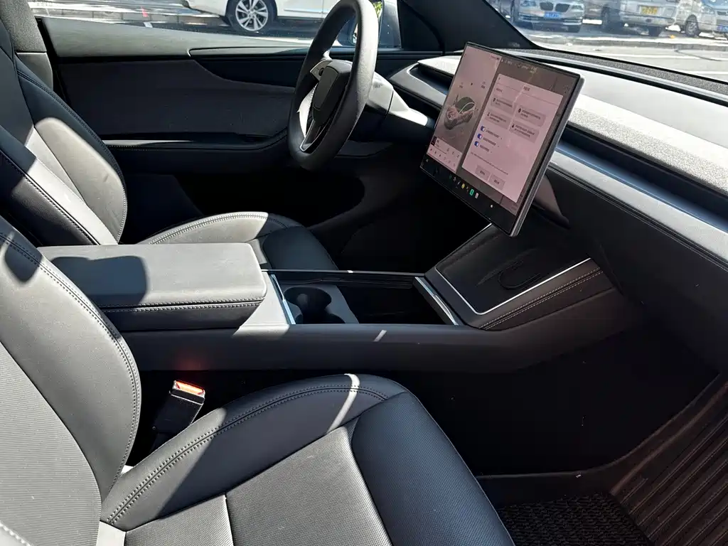 Tesla Model Y — миниатюра 11