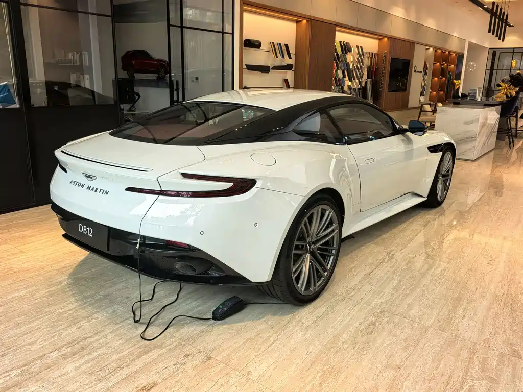 Aston Martin DB12 — миниатюра 9