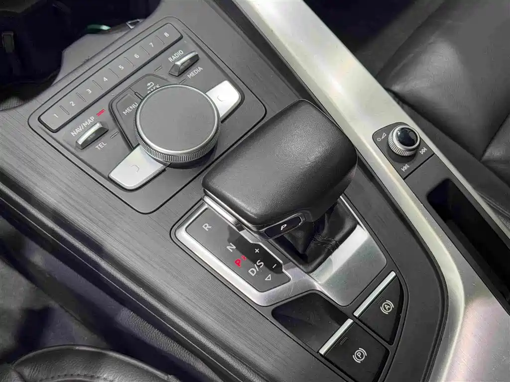Audi A4L 2019 40 TFSI Fashion V
