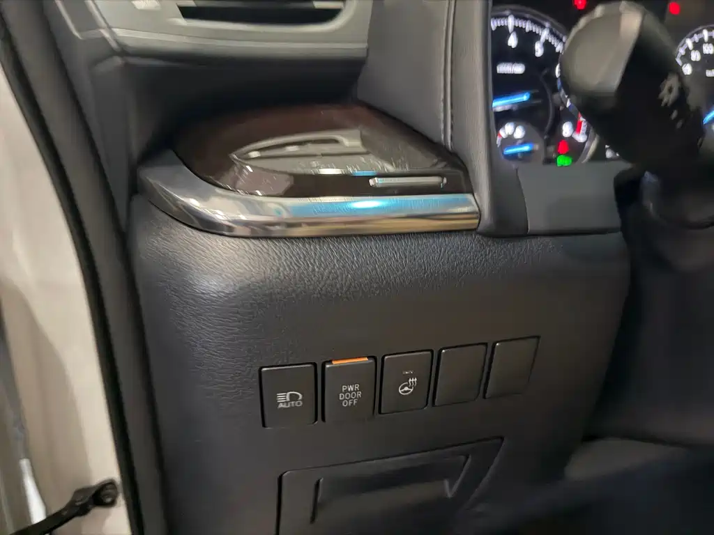 Toyota Alphard — миниатюра 15