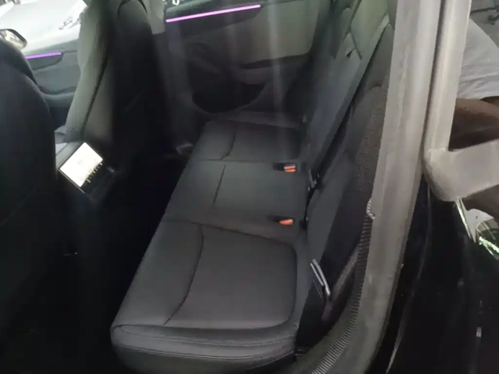 Tesla Model Y — миниатюра 17