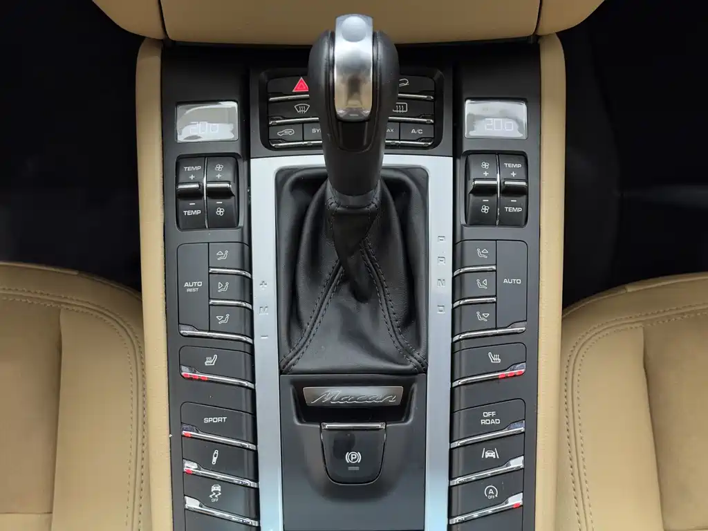 PORSCHE MACAN