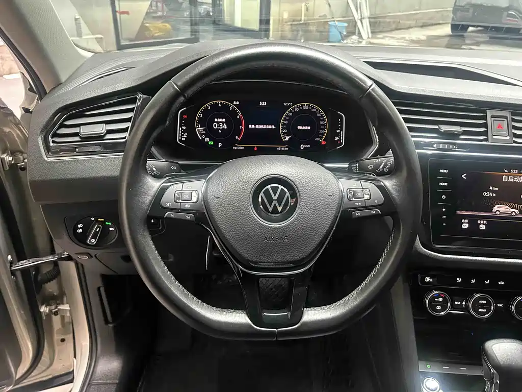VOLKSWAGEN TIGUAN L