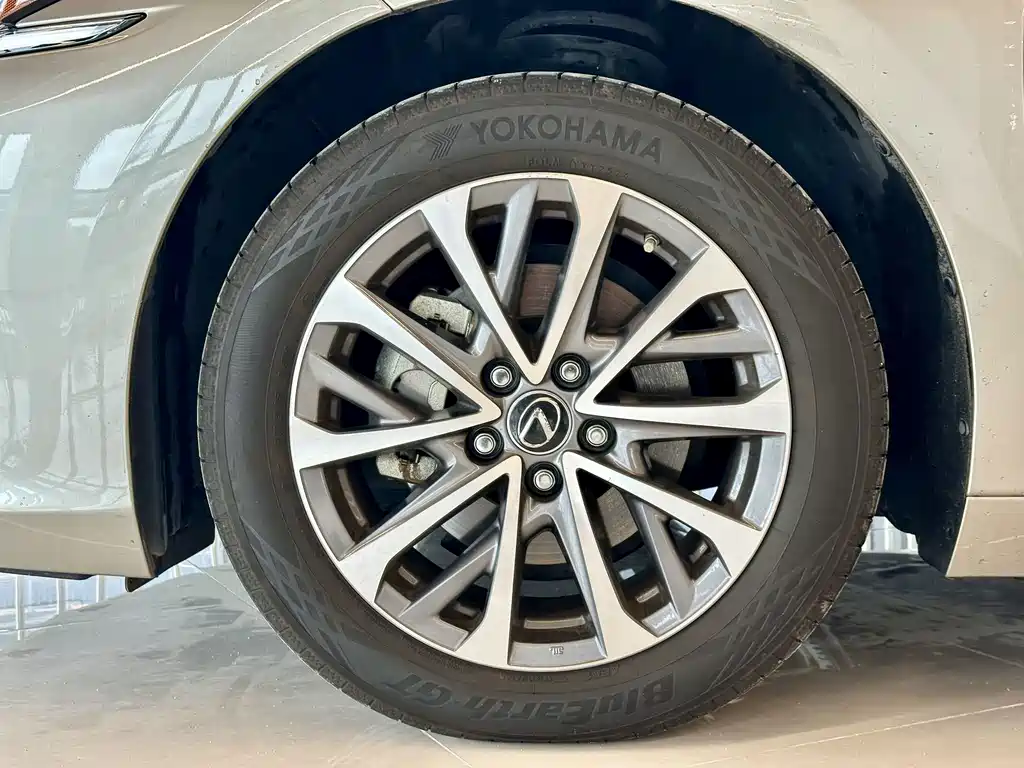 Lexus ES — миниатюра 12