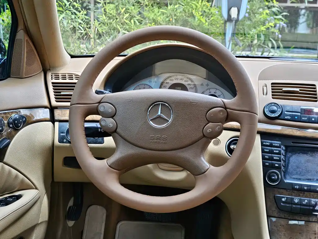 Mercedes-Benz E-Class — миниатюра 8