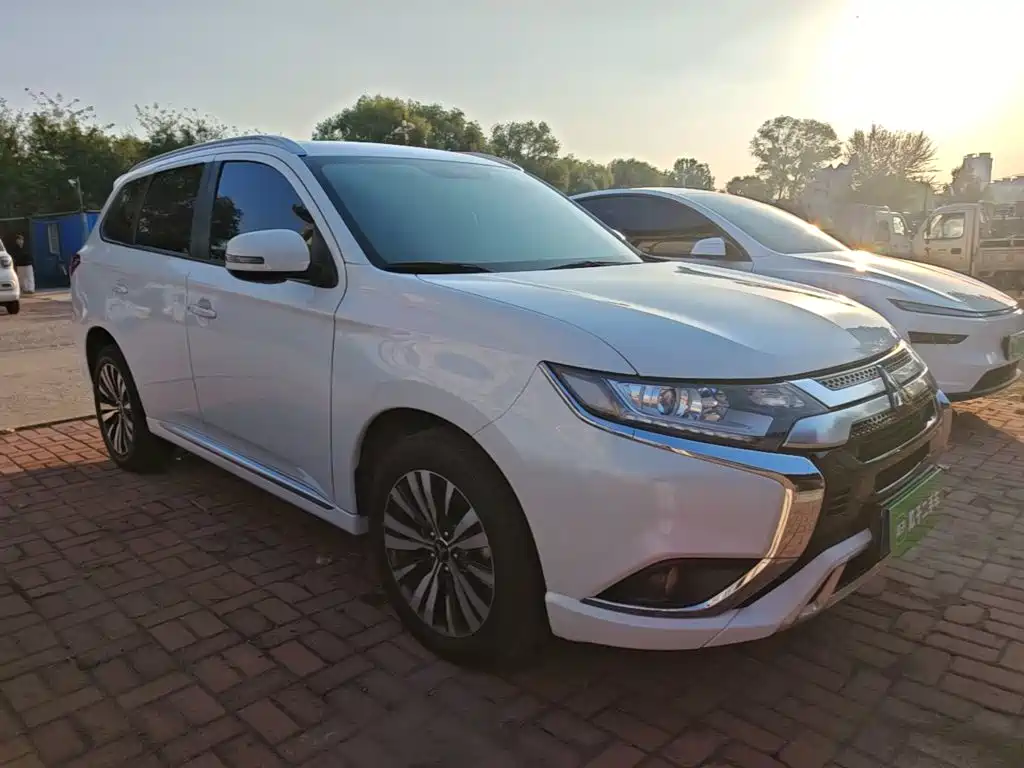 Mitsubishi Outlander - фото 4