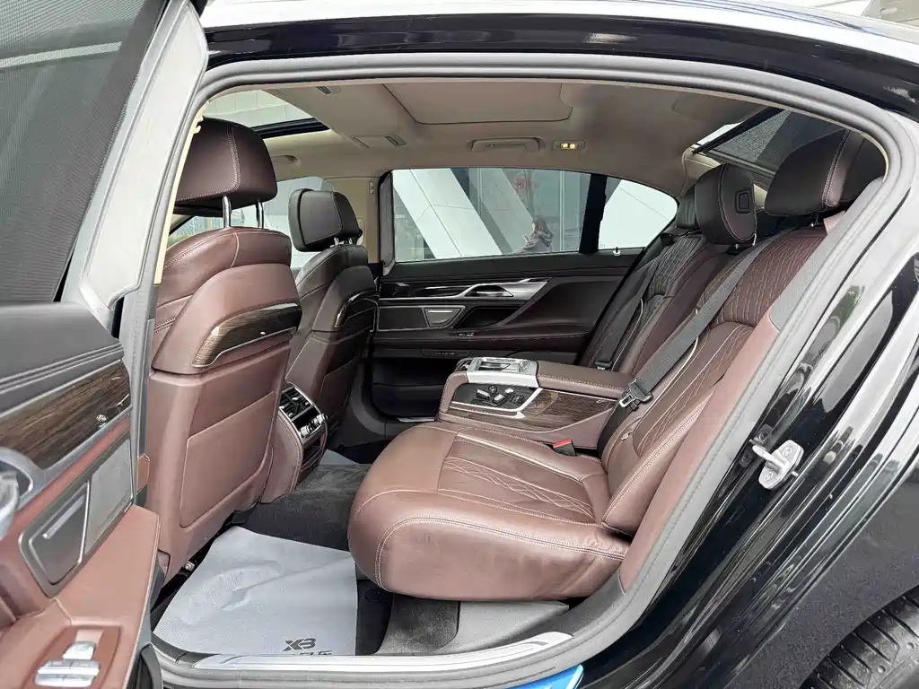 BMW 7 Series — миниатюра 10