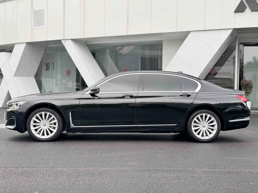 BMW 7 Series — миниатюра 4