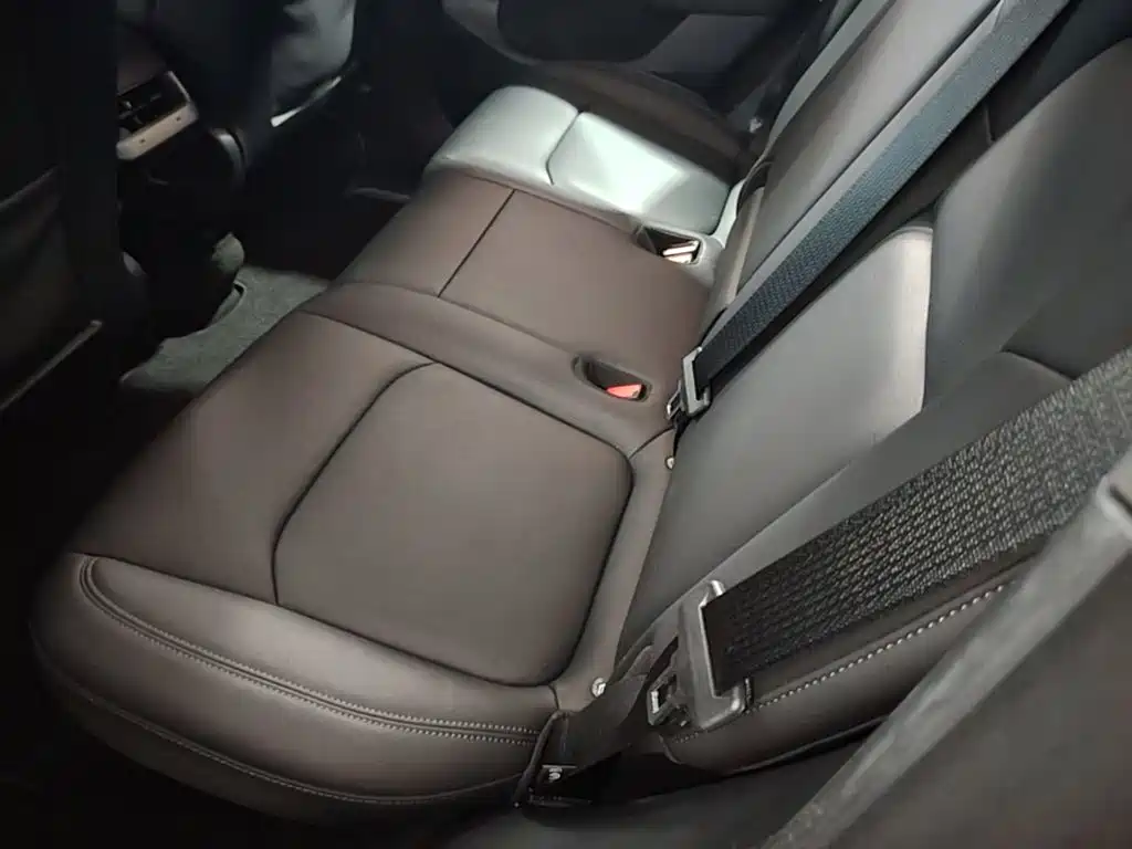 Tesla Model Y — миниатюра 17